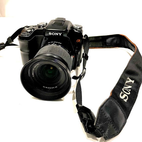 SONY Alpha DSLR A100 Camera - Picture 2 of 9